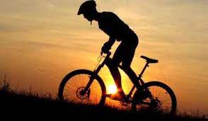 🌙 Ciclism nocturn sigur și plin de adrenalină cu o lanternă de cap performantă! 🚴‍♀️ everbeam România
