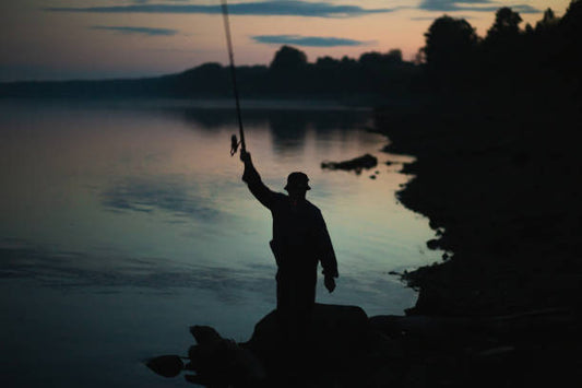 Iluminarea în pescuitul nocturn: Lanterne de cap vs. alte surse de iluminare everbeam România