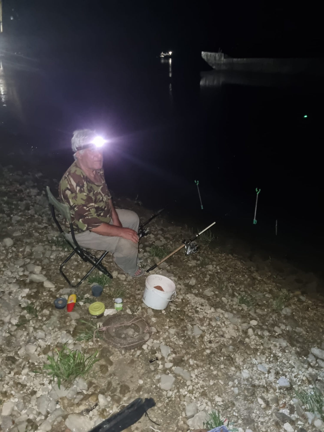 🎣 Îmbunătățește-ți experiența de pescuit nocturn cu o lanternă de cap performantă 🌙 everbeam România