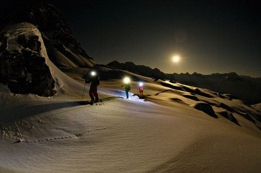 Înfruntă provocările alpinismului nocturn cu o lanternă de cap de încredere everbeam România