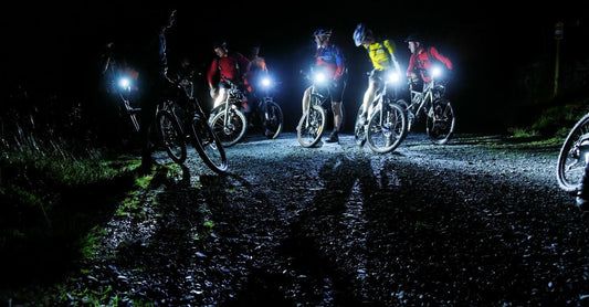 Lanterne de cap pentru cicliști: luminați drumul în timpul aventurilor nocturne everbeam România